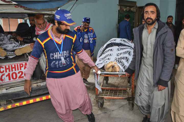 [퀘타=AP/뉴시스] 31일(현지 시간) 파키스탄 퀘타의 한 병원에서 무장세력 공격으로 숨진 경찰관의 시신을 자원봉사자와 유족이 옮기는 모습. 2026.01.31.
