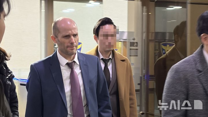 [서울=뉴시스]권민지 수습기자=해롤드 로저스 쿠팡 한국법인 임시대표가 대규모 개인정보 유출 사태와 관련해 '셀프 조사' 의혹 등으로 12시간이 넘는 고강도 경찰 조사를 마친 뒤 31일 오전 2시22분께 서울 종로구 서울경찰청사를 나서고 있다.2026.01.31 ming@newsis.com