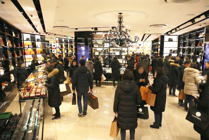 아시아 최대 규모 민트급 전문점 캉카스백화점 매장이 고객들로 북적이고 있다. *재판매 및 DB 금지