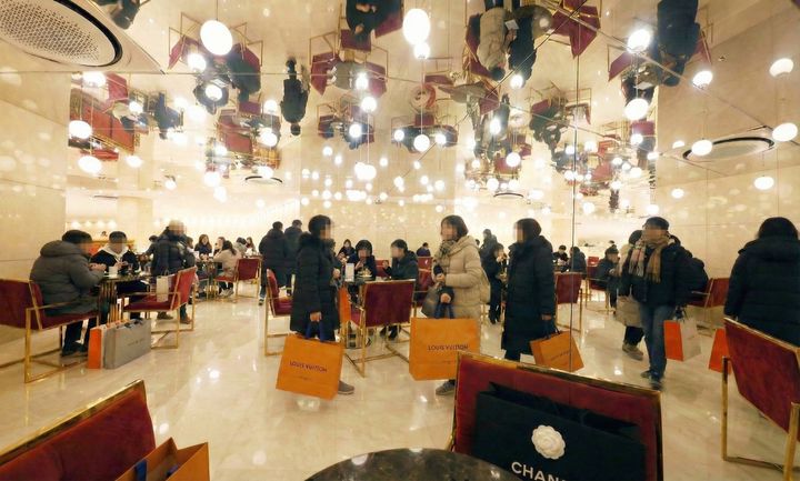 아시아 최대 규모 민트급 전문점 캉카스백화점 대기실이 고객들로 북새통을 이루고 있다. *재판매 및 DB 금지