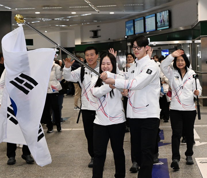 [서울=뉴시스] 이탈리아 밀라노에 도착한 동계 올림픽 한국 선수단 본진. (사진=대한체육회 제공) *재판매 및 DB 금지