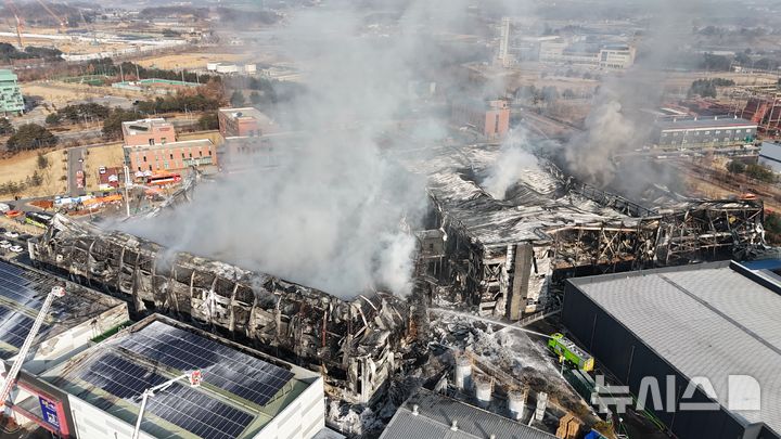 [음성=뉴시스] 연종영 기자 = 31일 오전 11시 소방당국이 충북 음성군 생필품 제조공장 화재 현장에서 진화작업을 벌이고 있다. 전날 오후 2시55분께 난 불로 공장동 여러 채가 전소됐다. 큰 불은 잡았지만 완진 단계까지 적잖은 시간이 필요할 것으로 보인다. 2026.01.31. jyy@newsis.com