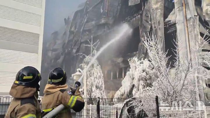 [청주=뉴시스] 충북 음성 공장 화재 진압 모습. (사진=충북소방본부 제공)