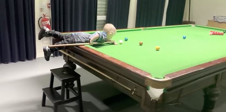 [뉴시스] 당구대에 닿기 위해 발판용 의자가 필요한 두 살배기 소년이 놀라운 스누커 실력으로 기네스 세계기록 보유자가 됐다. (사진='GUINNESS WORLD RECORDS' 틱톡) *재판매 및 DB금지 *재판매 및 DB 금지
