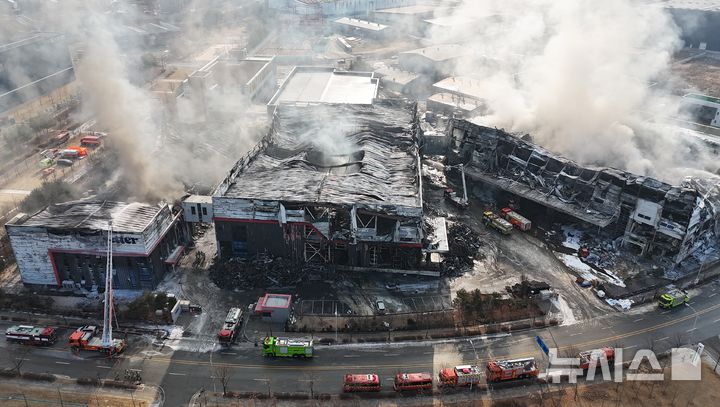 [음성=뉴시스] 연종영 기자 = 31일 오전 매연을 내뿜는 충북 음성군 생필품 제조공장 화재 현장. 전날 오후 2시55분께 난 불은 공장동 여러 채를 태운 뒤 21시간 만에 진화됐다. 이날 새벽 현장에서 근로자로 추정되는 시신 1구가 발견됐다. 2026.01.31. jyy@newsis.com