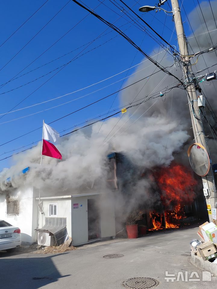 [포천=뉴시스] 경기 포천시 영북면 화재현장.(사진=경기북부소방재난본부 제공)photo@newsis.com
