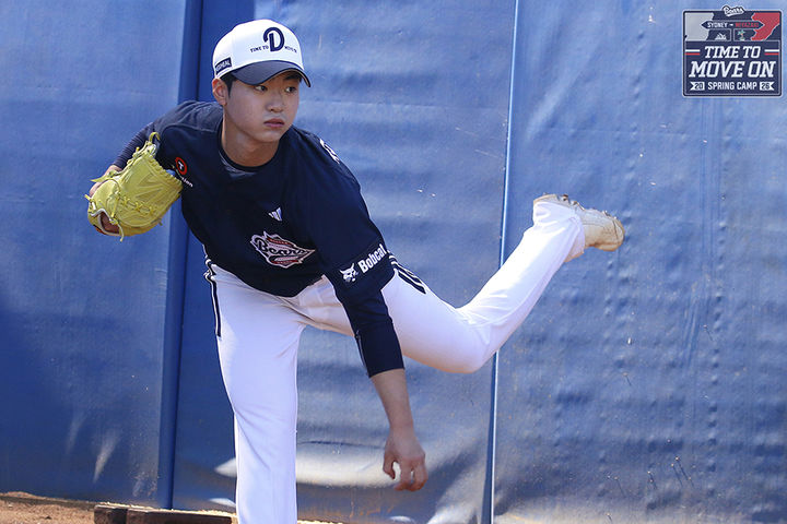 [서울=뉴시스] 호주 시드니에서 진행 중인 프로야구 두산 베어스의 2026 스프링캠프에서 훈련하는 신인 서준오. (사진=두산 베어스 제공) 2026.01.31. *재판매 및 DB 금지