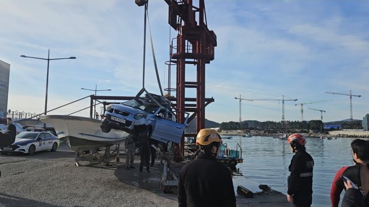 [울산=뉴시스] 울산해양경찰서는 31일 오전 08시56분께 부산 기장군 이동항 내 바다에 차량이 빠졌다는 신고를 받고 현장에 출동해 차량 운전자인 40대 남성을 구조했다고 밝혔다. (사진= 울산해경 제공) 2026.01.31.photo@newsis.com *재판매 및 DB 금지