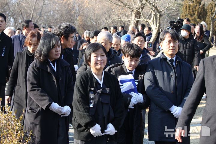 [세종=뉴시스] 최영민 기자=31일 세종시 은하수공원에서 고 이해찬 전 총리의 안장식이 끝난 후 배우자인 김정옥 여사가 유가족과 함께 장지를 떠나고 있다 2026.01.31 ymchoi@newsis.com