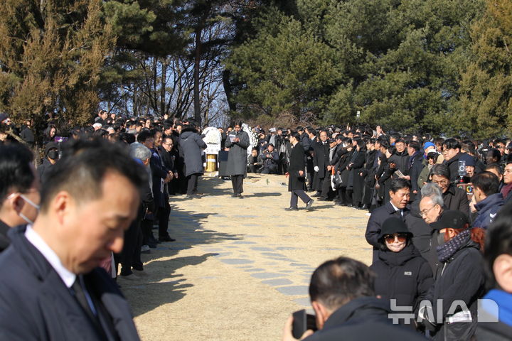 [세종=뉴시스] 최영민 기자=31일 고 이해찬 전 총리의 안장식이 거행된 세종시 은하수공원 장지에 고인의 마지막을 함께 하기 위한 많은 지지자들이 참석했다. 2026.01.31 ymchoi@newsis.com