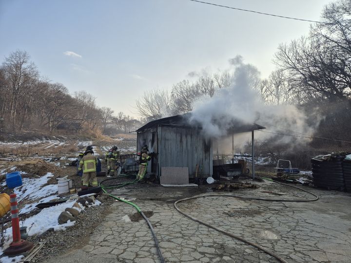 [당진=뉴시스] 31일 오후 3시58분께 충남 당진시 송악읍 본당리 단독주택 옆 농기계 보관 컨테이너에서 불이 나 소방대원들이 진화에 나서고 있다. (사진=당진소방서 제공) 2026.01.31. photo@newsis.com *재판매 및 DB 금지