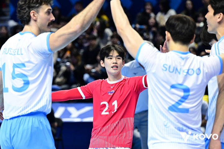 [서울=뉴시스] 남자 프로배구 대한항공의 강승일이 31일 인천계양체육관에서 열린 진에어 2025~2026 V-리그 남자부 5라운드 첫 경기에서 KB손해보험을 상대로 점수를 낸 뒤 기뻐하고 있다. (사진=KOVO 제공) 2026.01.31. *재판매 및 DB 금지