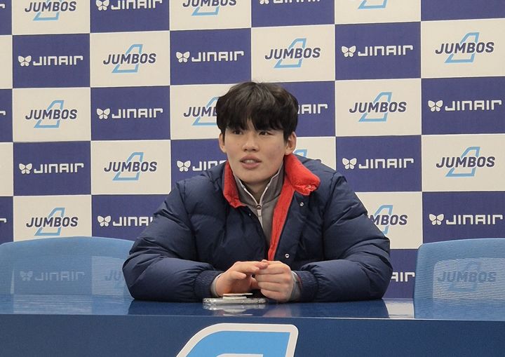 [인천=뉴시스] 문채현 기자 = 남자 프로배구 대한항공의 강승일이 31일 인천계양체육관에서 열린 진에어 2025~2026 V-리그 남자부 5라운드 첫 경기에서 승리한 뒤 취재진과 인터뷰를 하고 있다. 2026.01.31. dal@newsis.com *재판매 및 DB 금지