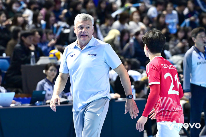 [서울=뉴시스] 남자 프로배구 대한항공의 헤난 달 조토 감독이 31일 인천계양체육관에서 열린 진에어 2025~2026 V-리그 남자부 5라운드 KB손해보험과의 경기에서 강승일에게 지시를 내리고 있다. (사진=KOVO 제공) 2026.01.31. *재판매 및 DB 금지