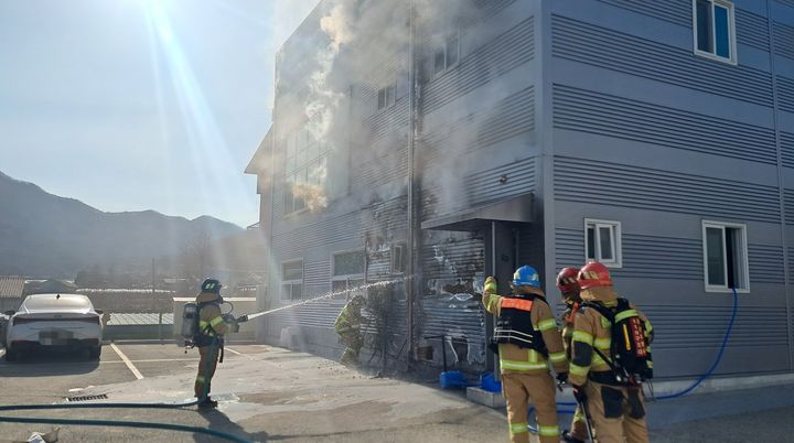 [경산=뉴시스] 31일 오후 2시42분께 경북 경산시 남산면 한 태양광 설비 제조공장 사무실 외벽에서 불이 났다. (사진=경북소방본부 제공) 2026.01.31. photo@newsis.com *재판매 및 DB 금지