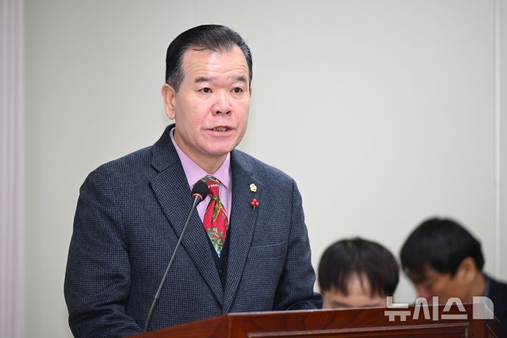 [창원=뉴시스]정쌍학 경남도의원이 지난 30일 도의회 경제환경위원회 회의에 참석해 자신이 대표발의한 '경상남도 민생지원금 지급 조례안'에 대한 제안설명을 하고 있다.(사진=경남도의회 제공) 2026.01.31. photo@newsis.com