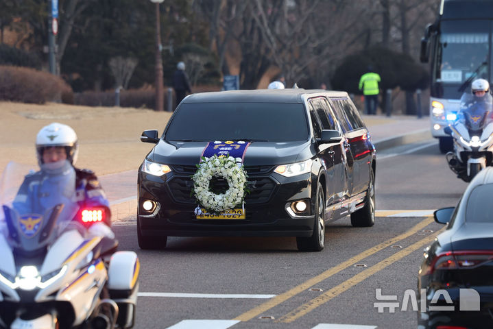 [서울=뉴시스] 권창회 기자 = 31일 오전 고(故) 이해찬 전 국무총리의 운구차량이 서울 여의도 국회의사당 앞을 지나고 있다. 2026.01.31. kch0523@newsis.com