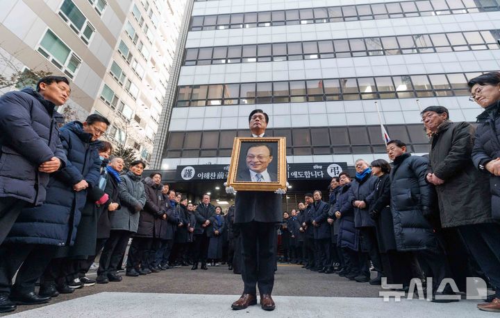 故이해찬 전 총리 발인…민주평통·민주당사서 노제