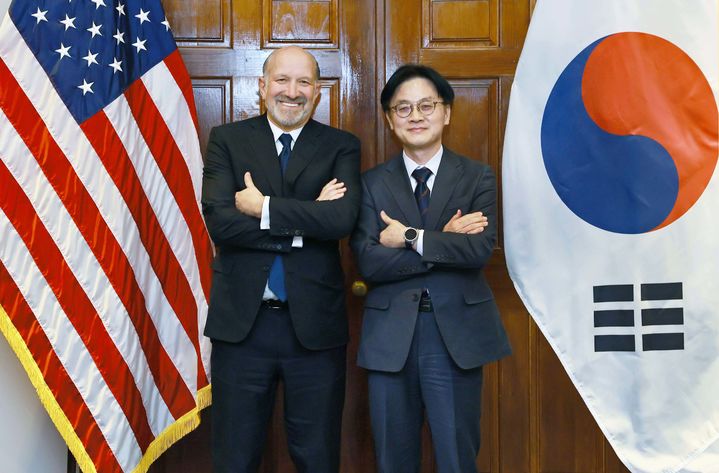 [서울=뉴시스] 권창회 기자 = 김정관 산업통상부 장관이 지난 1월 29일(현지 시간) 미국 워싱턴 D.C. 상무부 회의실에서 하워드 러트닉 미 상무부 장관과 기념촬영을 하고 있다. (사진=산업통상부 제공) 2026.01.31. photo@newsis.com *재판매 및 DB 금지