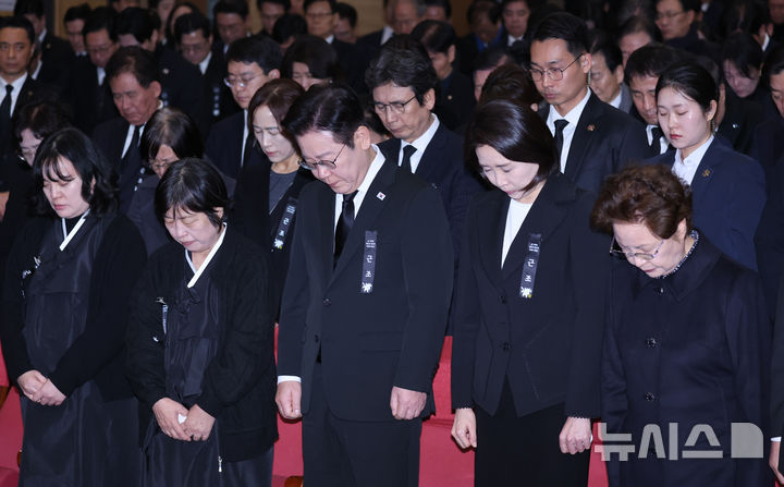 [서울=뉴시스] 최동준 기자 = 이재명 대통령과 김혜경 여사가 31일 서울 여의도 국회 의원회관에서 열린 고 이해찬 전 국무총리(민주평화통일자문회의 수석부의장) 영결식에서 묵념을 하고 있다. 2026.01.31. photocdj@newsis.com