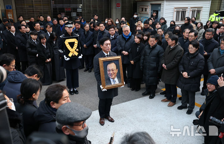 [서울=뉴시스] 권창회 기자 = 31일 오전 서울 여의도 더불어민주당 중앙당사에서 엄수된 고(故) 이해찬 전 국무총리 노제에서 조승래 더불어민주당 사무총장이 영정을 들고 당사를 나서고 있다. (공동취재) 2026.01.31. photo@newsis.com