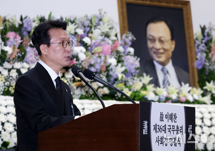 [서울=뉴시스] 최동준 기자 = 김민석 국무총리가 31일 서울 여의도 국회 의원회관에서 열린 고 이해찬 전 국무총리(민주평화통일자문회의 수석부의장) 영결식에서 조사하고 있다. 2026.01.31. photocdj@newsis.com