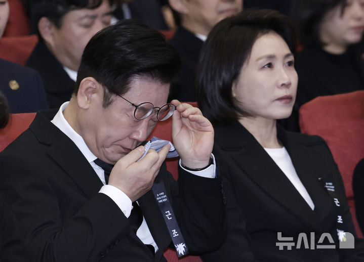 이 대통령, 이해찬 전 총리 영결식서 헌화…눈물 훔쳐(종합)