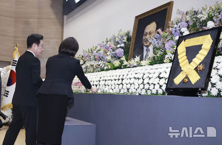 [서울=뉴시스] 최동준 기자 = 이재명 대통령과 김혜경 여사가 31일 서울 여의도 국회 의원회관에서 열린 고 이해찬 전 국무총리(민주평화통일자문회의 수석부의장) 영결식에서 헌화를 하고 있다. 2026.01.31. photocdj@newsis.com