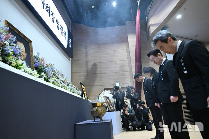 [서울=뉴시스] 최동준 기자 = 이재명 대통령과 김혜경 여사가 31일 서울 여의도 국회 의원회관에서 열린 고 이해찬 전 국무총리(민주평화통일자문회의 수석부의장) 영결식에서 헌화 후 묵념을 하고 있다. 2026.01.31. photocdj@newsis.com