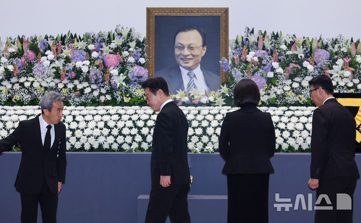 [서울=뉴시스] 최동준 기자 = 이재명 대통령이 31일 서울 여의도 국회 의원회관에서 열린 고 이해찬 전 국무총리(민주평화통일자문회의 수석부의장) 영결식에서 헌화 후 이동하고 있다. 2026.01.31. photocdj@newsis.com