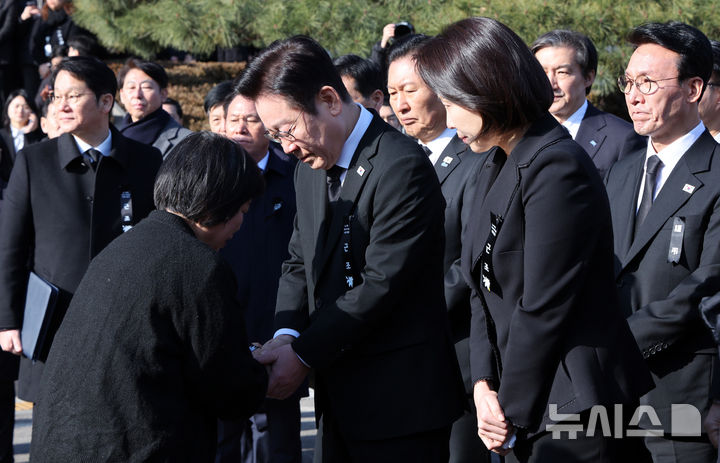 [서울=뉴시스] 최동준 기자 = 이재명 대통령이 31일 서울 여의도 국회 의원회관에서 열린 고 이해찬 전 국무총리(민주평화통일자문회의 수석부의장) 영결식에서 이 전 총리를 배웅하며 유족과 인사하고 있다. 2026.01.31. photocdj@newsis.com