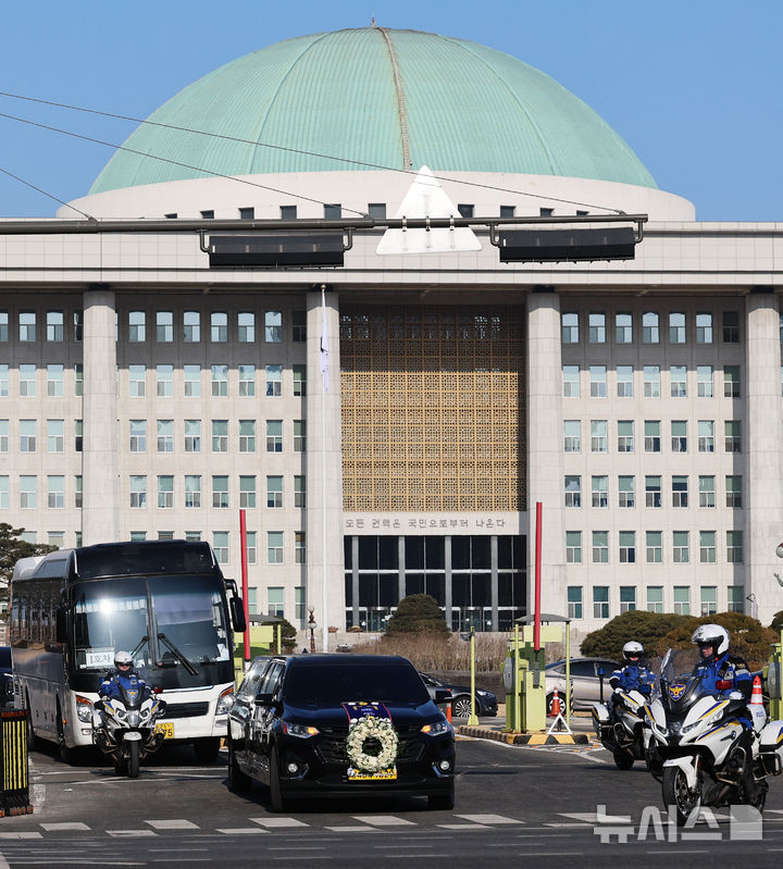 [서울=뉴시스] 권창회 기자 = 고(故) 이해찬 제36대 국무총리 사회장 영결식이 엄수된 31일 오전 영결식을 마친 고인의 운구행렬이 서울 여의도 국회의사당을 나서고 있다. (공동취재) 2026.01.31. photo@newsis.com