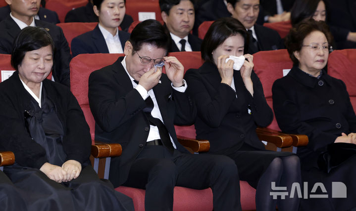 [서울=뉴시스] 최동준 기자 = 이재명 대통령과 김혜경 여사가 31일 서울 여의도 국회 의원회관에서 열린 고 이해찬 전 국무총리(민주평화통일자문회의 수석부의장) 영결식에서 눈물을 닦고 있다. 2026.01.31. photocdj@newsis.com