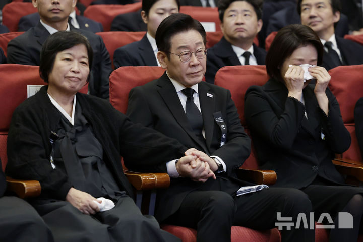 [서울=뉴시스] 최동준 기자 = 이재명 대통령이 31일 서울 여의도 국회 의원회관에서 열린 고 이해찬 전 국무총리(민주평화통일자문회의 수석부의장) 영결식에서 추모 영상을 시청하며 이 전 총리 부인 김정옥 여사를 위로하고 있다. 2026.01.31. photocdj@newsis.com