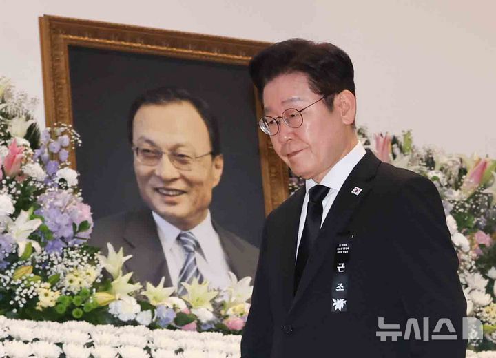 [서울=뉴시스] 권창회 기자 = 이재명 대통령이 31일 오전 서울 여의도 국회 의원회관에서 열린 고(故) 이해찬 전 국무총리 영결식에서 헌화를 마치고 이동하고 있다. (공동취재) 2026.01.31. photo@newsis.com