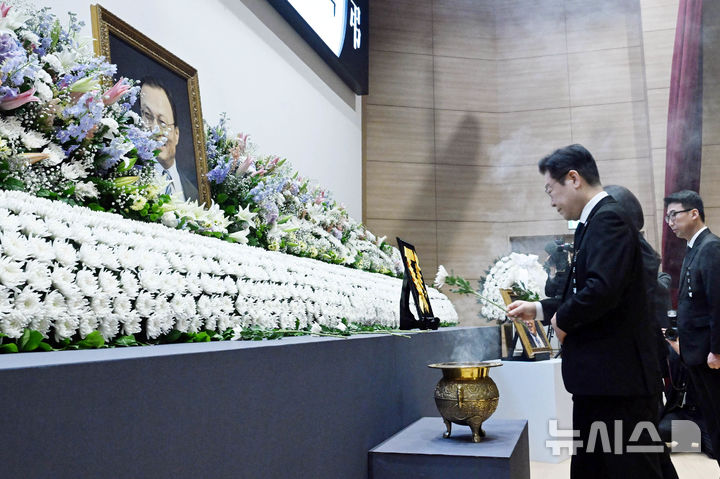 [서울=뉴시스] 최동준 기자 = 이재명 대통령이 31일 서울 여의도 국회 의원회관에서 열린 고 이해찬 전 국무총리(민주평화통일자문회의 수석부의장) 영결식에서 헌화를 하고 있다. 2026.01.31. photocdj@newsis.com