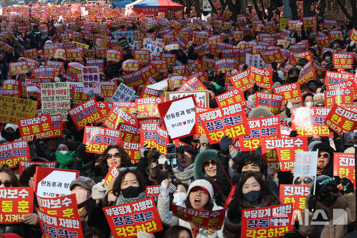 [서울=뉴시스] 권창회 기자 = 31일 서울 영등포구 여의도공원 인근에서 열린 한동훈 제명 규탄집회에서 한동훈 전 국민의힘 대표 지지자들이 구호를 외치고 있다. 2026.01.31. photo@newsis.com