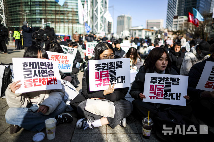 [서울=뉴시스] 정병혁 기자 = 31일 서울 종로구 보신각에서 열린 '주권침탈 미국규탄! 한미연합군사연습 중단!' 시민행진에서 참가자들이 피켓을 들고 있다. 2026.01.31. jhope@newsis.com