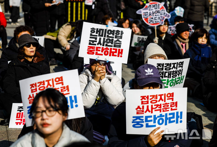 [서울=뉴시스] 정병혁 기자 = 31일 서울 종로구 보신각에서 열린 '주권침탈 미국규탄! 한미연합군사연습 중단!' 시민행진에서 참가자들이 피켓을 들고 있다. 2026.01.31. jhope@newsis.com