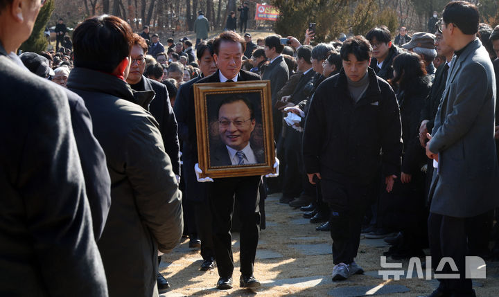 [세종=뉴시스] 강종민 기자 = 31일 세종시 은하수공원에 마련된 장지로 고 이해찬 전 총리의 영정과 유해가 도착하고 있다. 2026.01.31. ppkjm@newsis.com