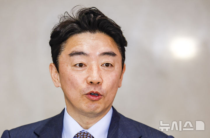 [인천공항=뉴시스] 정병혁 기자 = 이재명 대통령의 전략경제협력 특사 자격으로 캐나다와 노르웨이를 방문한 강훈식 비서실장이 31일 인천국제공항을 통해 귀국해 취재진 질문에 답하고 있다. 2026.01.31. jhope@newsis.com