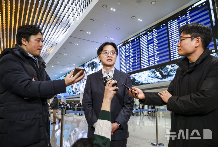 [인천공항=뉴시스] 정병혁 기자 = 도널드 트럼프 미국 대통령의 대한국 관세 재인상 위협에 대응하기 위해 미국을 방문한 김정관 산업통상부 장관이 31일 인천국제공항을 통해 귀국해 취재진 질문에 답하고 있다. 2026.01.31. jhope@newsis.com