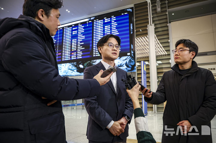 [인천공항=뉴시스] 정병혁 기자 = 도널드 트럼프 미국 대통령의 대한국 관세 재인상 위협에 대응하기 위해 미국을 방문한 김정관 산업통상부 장관이 31일 인천국제공항을 통해 귀국해 취재진 질문에 답하고 있다. 2026.01.31. jhope@newsis.com