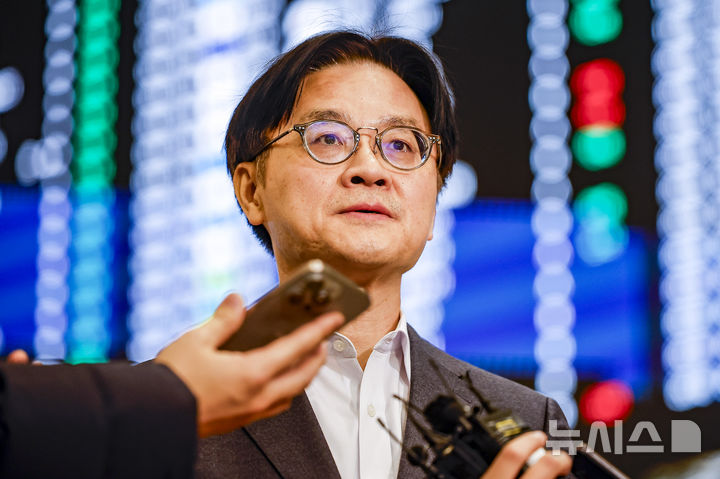 [인천공항=뉴시스] 정병혁 기자 = 도널드 트럼프 미국 대통령의 대한국 관세 재인상 위협에 대응하기 위해 미국을 방문한 김정관 산업통상부 장관이 31일 인천국제공항을 통해 귀국해 취재진 질문에 답하고 있다. 2026.01.31. jhope@newsis.com