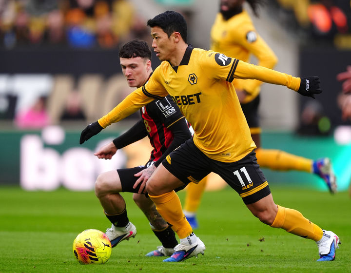 [울버햄프턴=AP/뉴시스] 울버햄프턴 원더러스의 황희찬(왼쪽)이 지난달 31일(현지 시간) 영국 울버햄프턴의 몰리뉴 스타디움에서 열린 2025-26 프리미어리그 24라운드 본머스와 경기 중 공을 다투고 있다. 황희찬은 70분을 소화했고, 울버햄프턴은 0-2로 패해 최하위에 머물렀다. 2026.02.01.