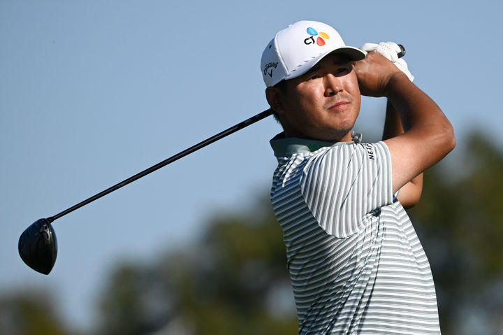 [샌디에이고=AP/뉴시스] 김시우가 지난달 31일(현지 시간) 미 캘리포니아주 샌디에이고의 토리파인스 골프코스에서 열린 미국프로골프(PGA) 투어 파머스 인슈어런스오픈 3라운드 2번 홀에서 티샷하고 있다. 전날 단독 5위였던 김시우는 중간 합계 13언더파 203타 공동 3위에 올랐다. 2026.02.01.