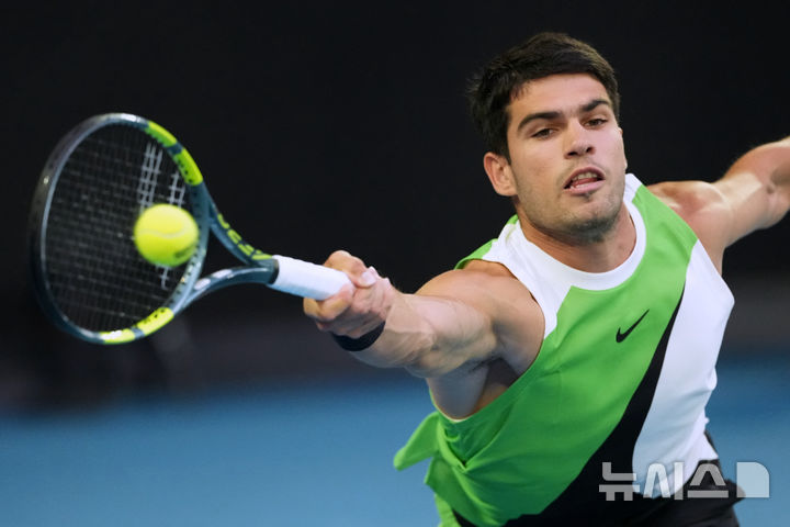 [멜버른=AP/뉴시스] 카를로스 알카라스(스페인)가 1일(한국 시간) 호주 멜버른에서 열린 호주오픈 테니스 대회 남자 단식 결승에서 노바크 조코비치(세르비아)을 상대로 경기를 하고 있다. 2026.02.02.