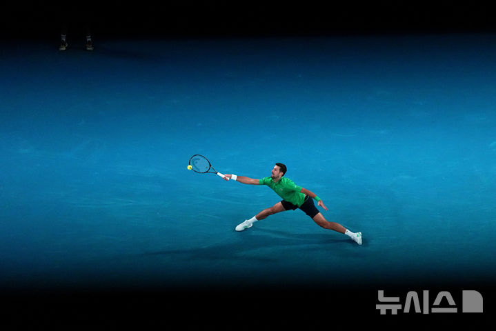 [멜버른=AP/뉴시스] 노바크 조코비치(세르비아)가 1일(한국 시간) 호주 멜버른에서 열린 호주오픈 테니스 대회 남자 단식 결승에서 카를로스 알카라스(스페인)를 상대로 경기를 하고 있다. 2026.02.02.