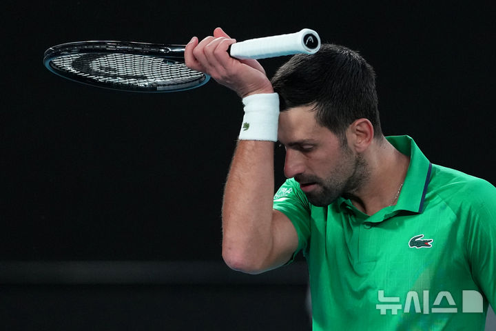 [멜버른=AP/뉴시스] 노바크 조코비치(세르비아)가 1일(한국 시간) 호주 멜버른에서 열린 호주오픈 테니스 대회 남자 단식 결승에서 카를로스 알카라스(스페인)를 상대로 경기를 하고 있다. 2026.02.02.