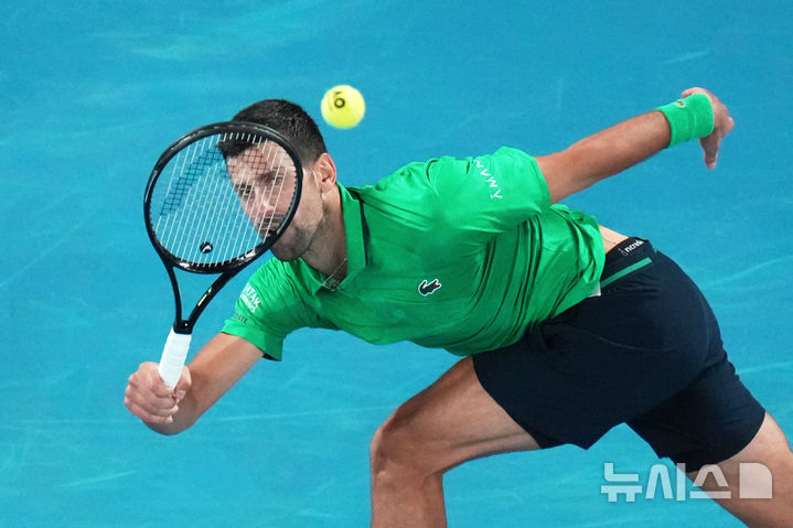 [멜버른=AP/뉴시스] 노바크 조코비치(세르비아)가 1일(한국 시간) 호주 멜버른에서 열린 호주오픈 테니스 대회 남자 단식 결승에서 카를로스 알카라스(스페인)를 상대로 경기를 하고 있다. 2026.02.02.